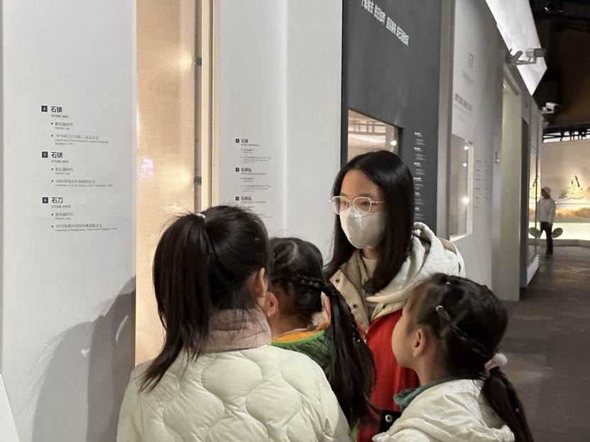 人們站在一起AI 生成的內(nèi)容可能不正確。